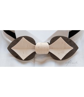 Bow tie in wood, Card model in tinted Maple